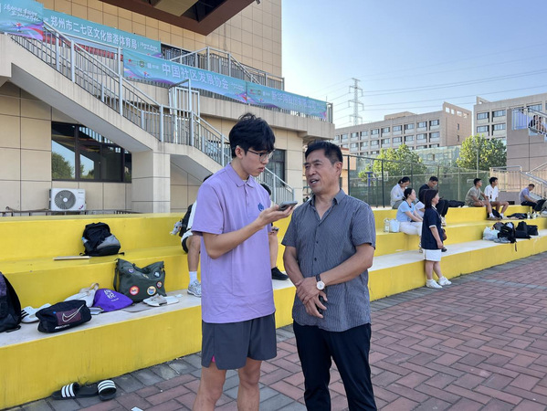 图为：实践团队队员采访赛事组委会冯老师。李一凡供图