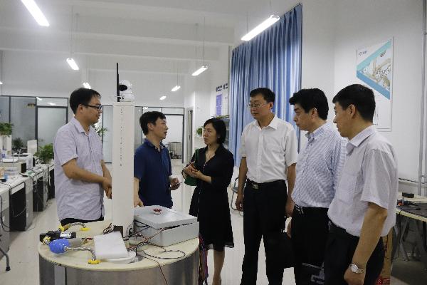 考察组参观我校大学生创业中心 考察组参观我校大学生创业中心