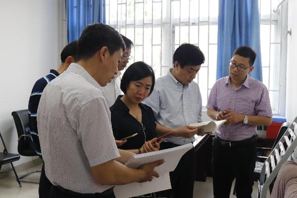 考察组走访院系查阅候选人材料 考察组走访院系查阅候选人材料