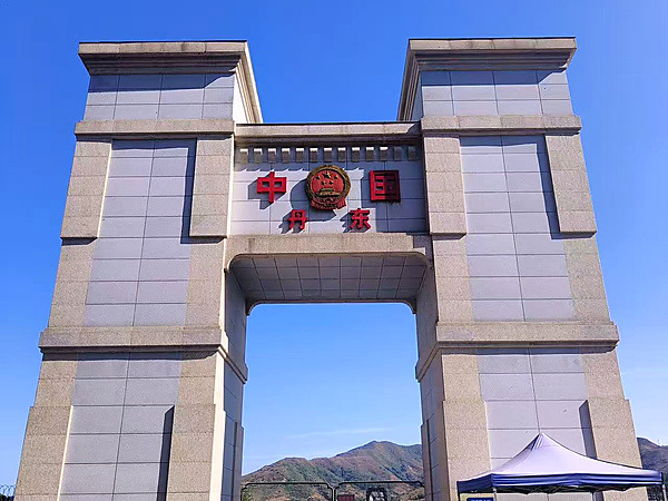 图为实践团实地走访丹东国门。李明阳供图
