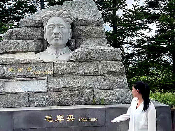 图为实践团成员在毛岸英纪念雕像前进行现场讲述。李明阳供图