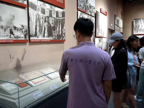 图为实践团成员结合历史展陈开展现场讲解与交流。夏庆昊供图