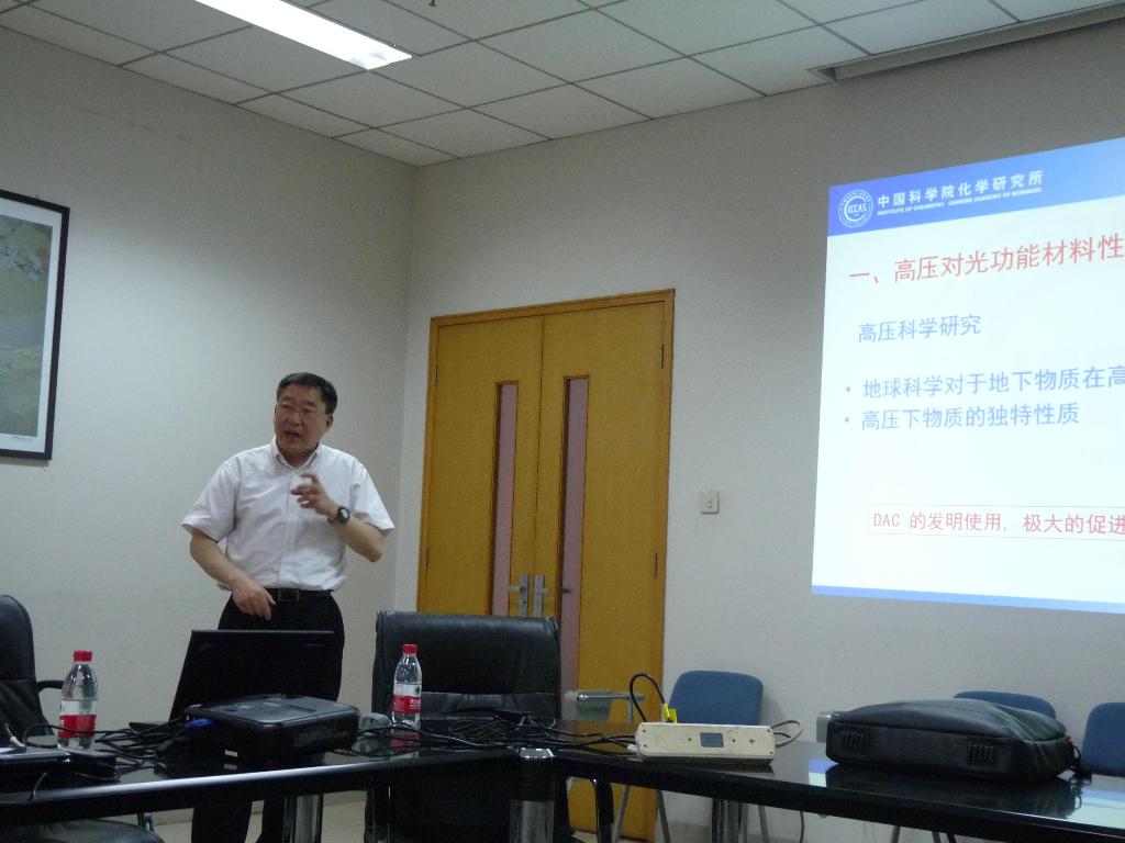 P1220782 杨国强研究员作学术报告