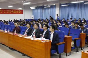 代表认真聆听报告