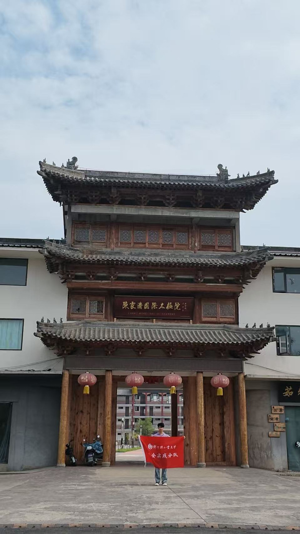 图为实践队员进行现场实践，陈喜婕供图