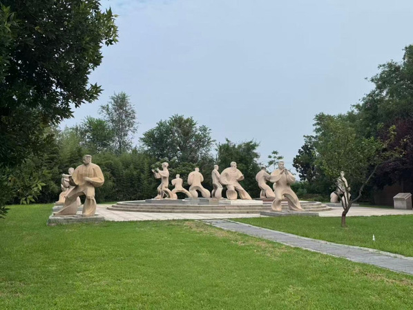 图为实践队员进行展示，陈喜婕供图