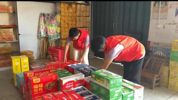图为实践团队队员开展乡村志愿服务与走访交流，刘家伟供图