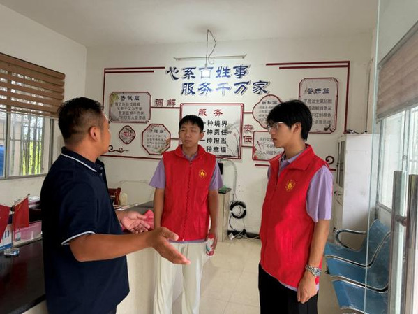 图为实践团队与村委会开展座谈交流，刘家伟供图