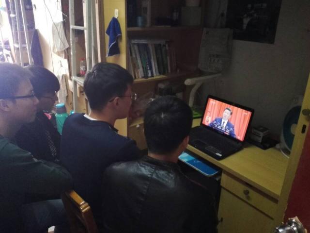 学生在宿舍关注大会盛况