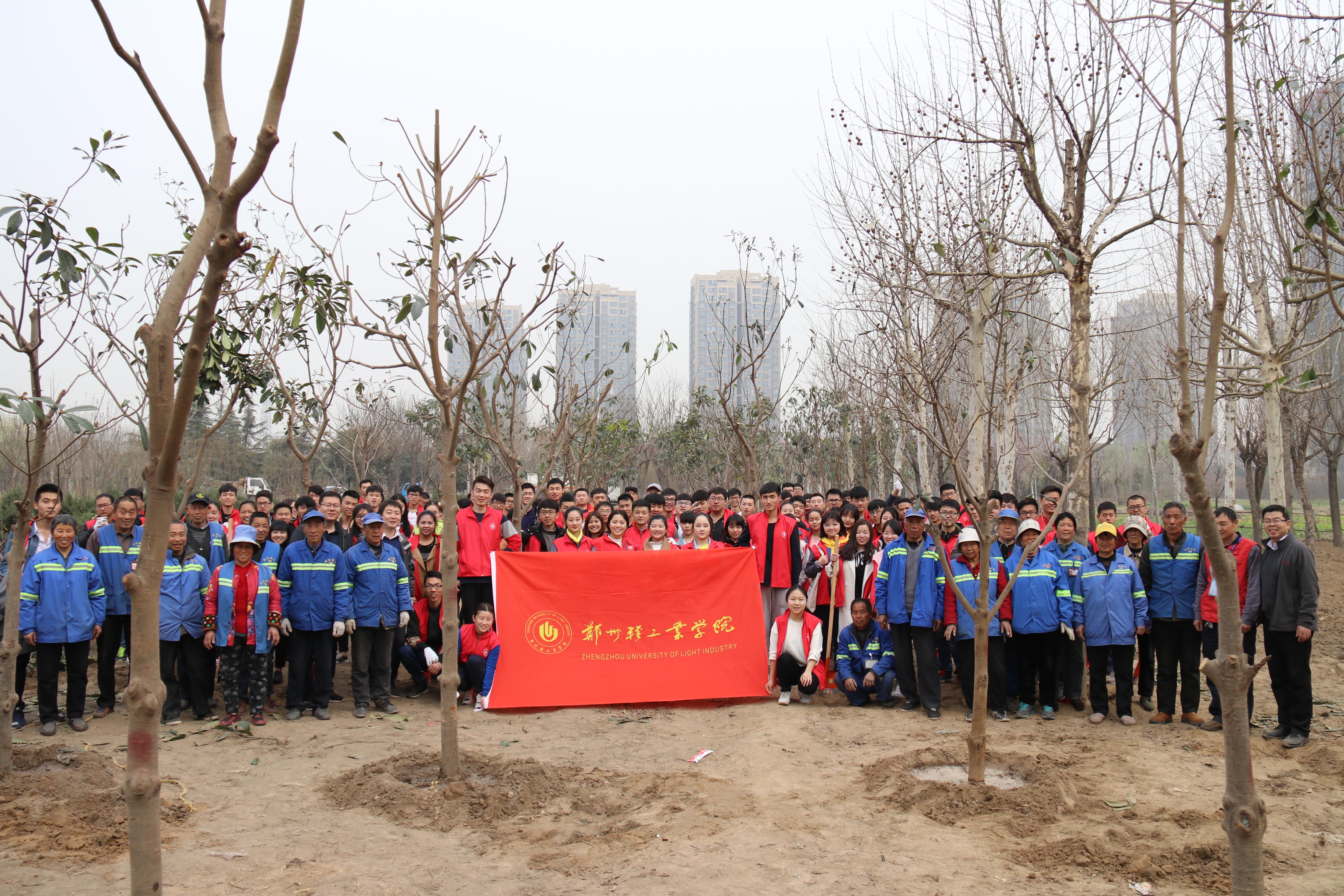 与工作人员合影留念