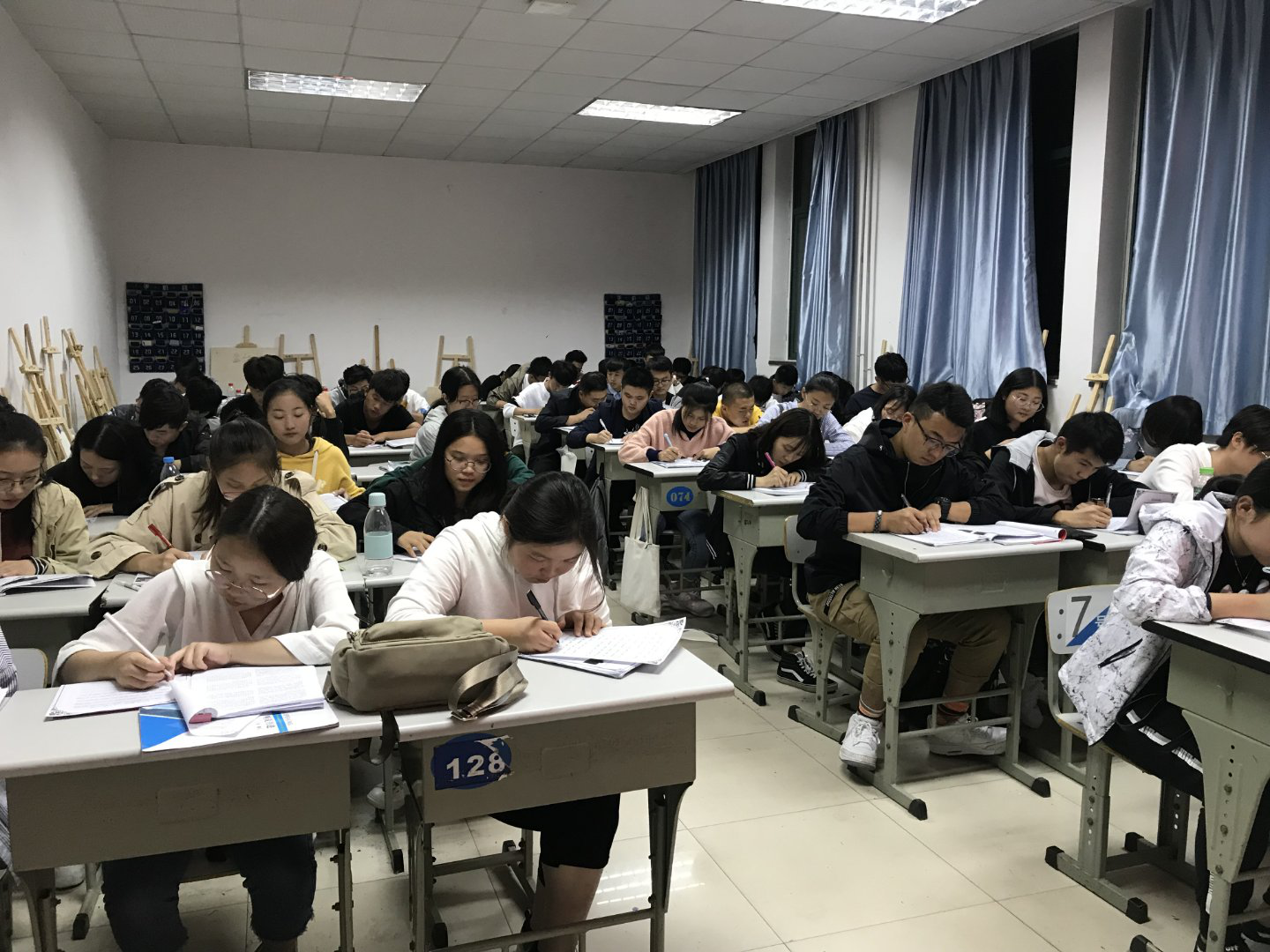 国际教育学院开展“三早一晚”之特色早操早自习活动