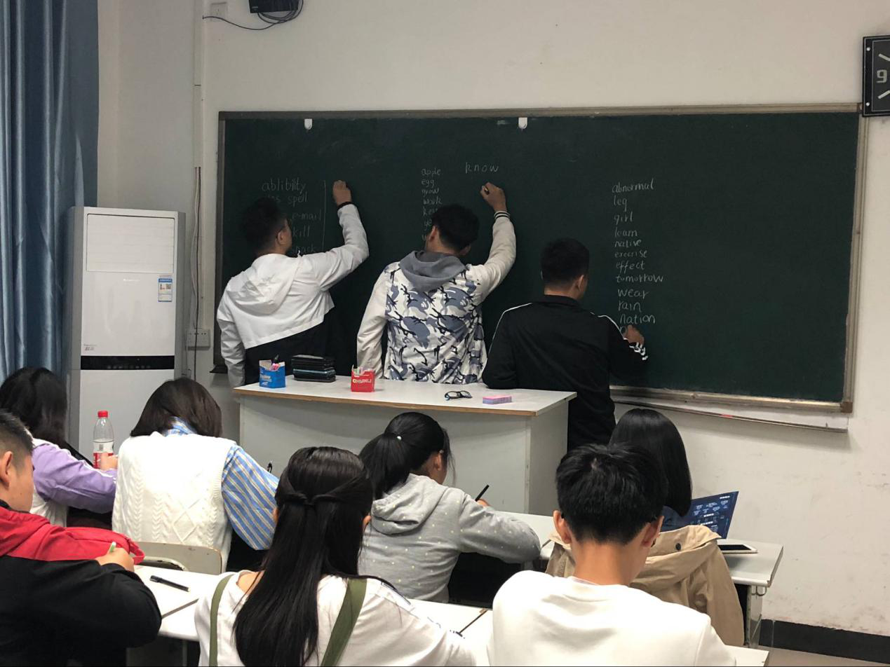 国际教育学院开展“三早一晚”之特色早操早自习活动
