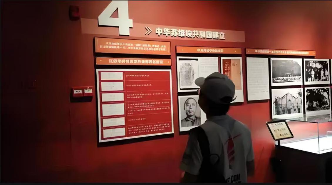 图为宋贺同学在阅读学习相关文献 图为宋贺同学在阅读学习相关文献