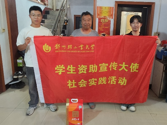 图为实践小队成员送温暖 图为实践小队成员送温暖