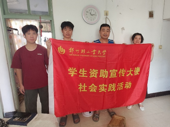 图为实践小队成员与走访对象合影 图为实践小队成员与走访对象合影
