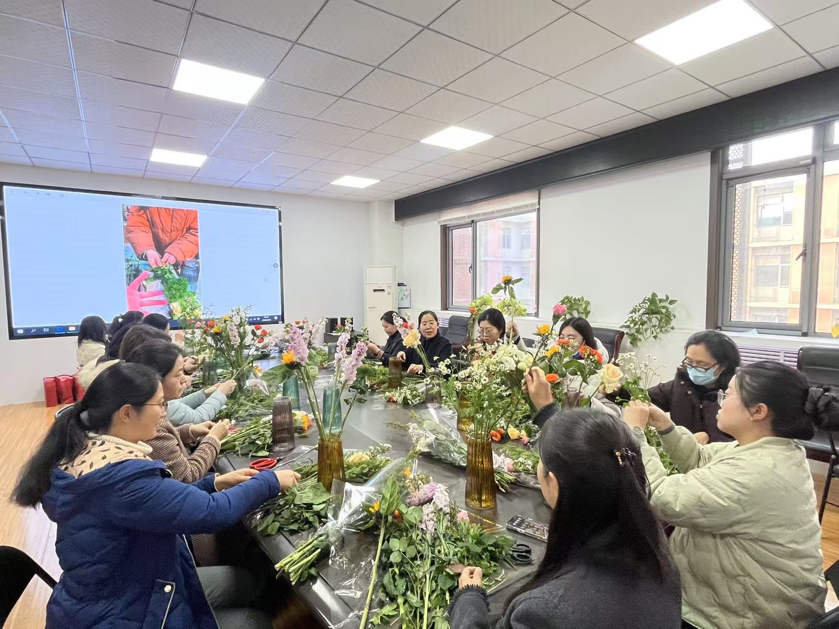 能源与动力工程学院举办“花香悦生活”三八节插花活动