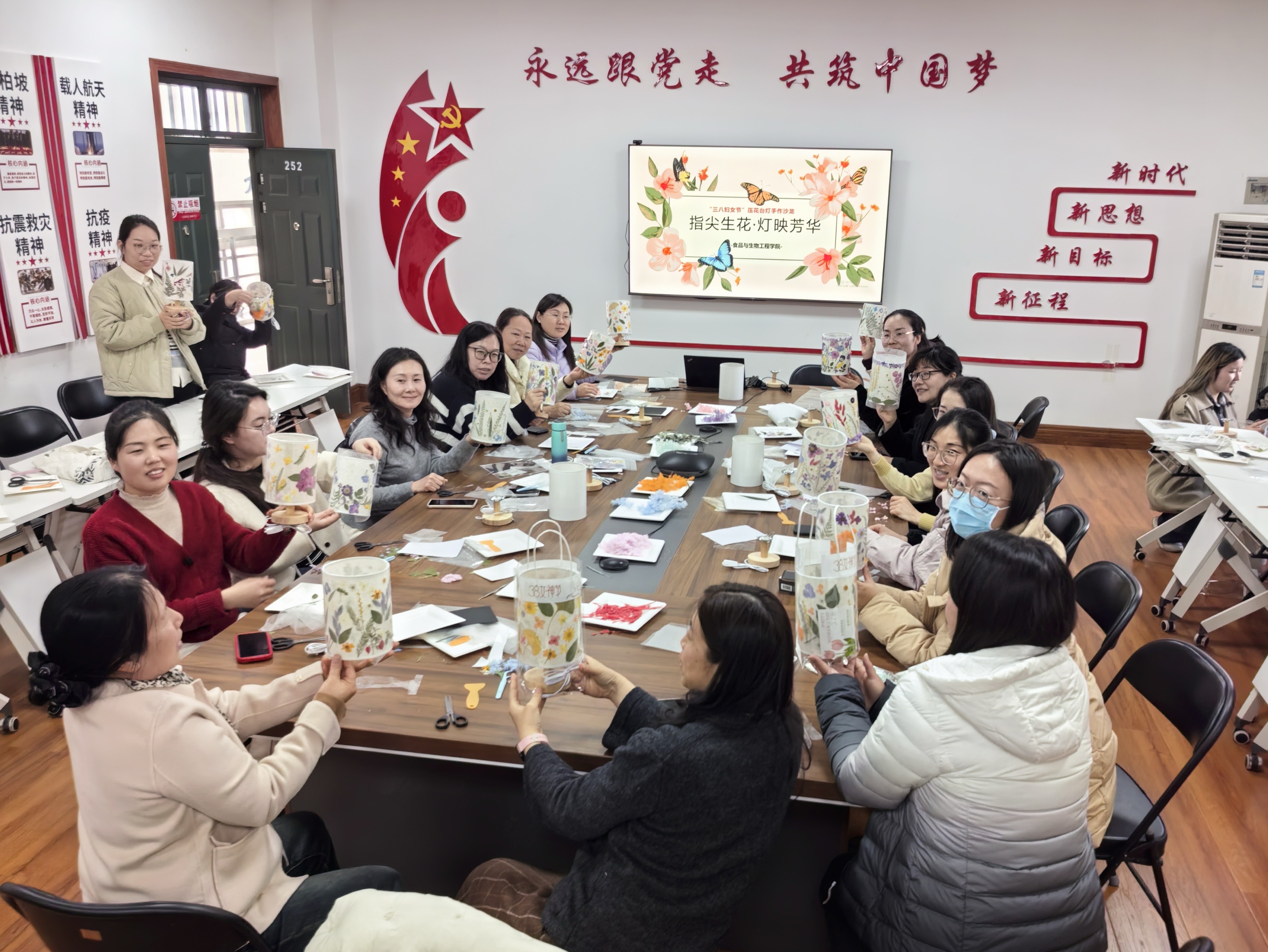 食品与生物工程学院举办“指尖生花·灯映芳华”三八节手作活动